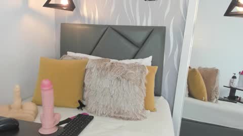 Snapshot of lucia_rios chatting on November 2025 06:44:02 PM Lucia online show from November 2025 06:44:02 PM