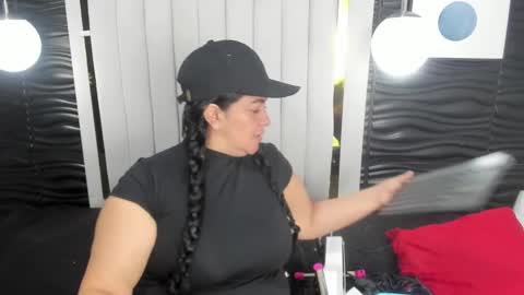 Snapshot of lucia_vonne chatting on February 2025 11:49:01 AM Lucia Vonne online show from February 2025 11:49:01 AM