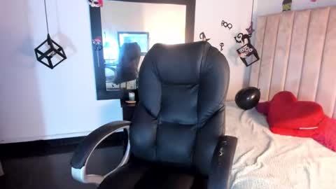 Snapshot of lucia_vonne chatting on October 2025 12:35:02 AM Lucia Vonne online show from October 2025 12:35:02 AM