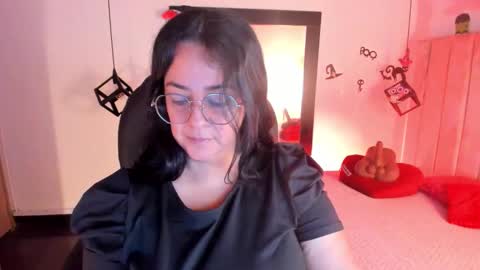 Snapshot of lucia_vonne chatting on October 2025 09:04:02 PM Lucia Vonne online show from October 2025 09:04:02 PM