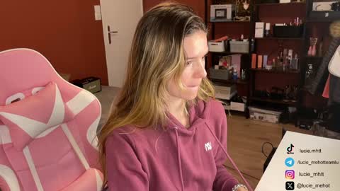 Snapshot of lucie_hot chatting on December 2024 10:50:02 AM Lucie hot follow me on online show from December 2024 10:50:02 AM