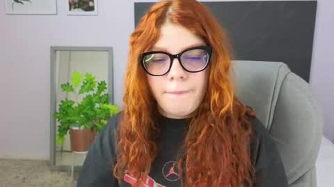 Snapshot of lucie_nicolls chatting on January 2025 07:38:02 PM Lucie online show from January 2025 07:38:02 PM