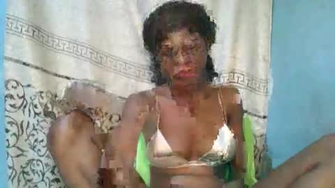 Snapshot of luckymadequeen chatting on April 2026 01:15:01 AM Gloria online show from April 2026 01:15:01 AM