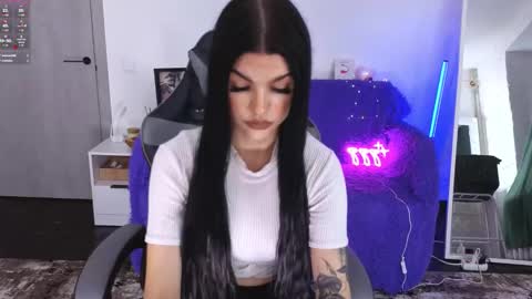 Monika online show from November 2025 01:11:01 PM