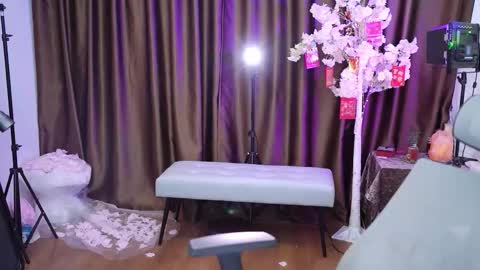 Lucy online show from October 2025 01:28:01 AM