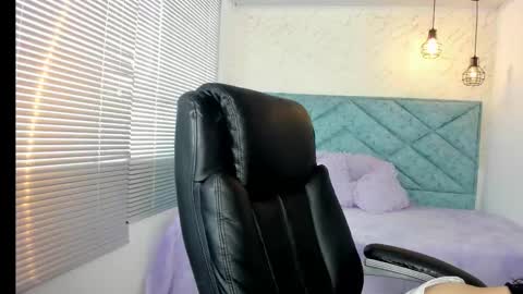 Snapshot of lucy_greys_ chatting on November 2025 11:54:01 AM Lucy Greys online show from November 2025 11:54:01 AM