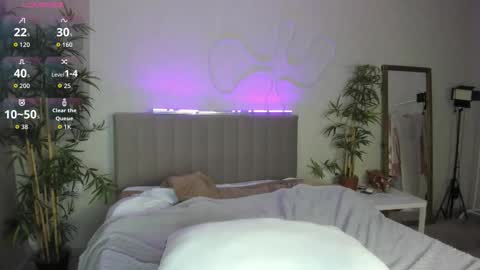 Luna online show from October 2025 11:24:02 PM