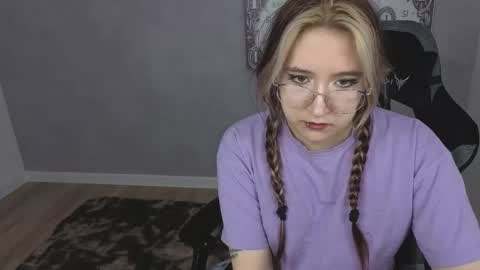 Snapshot of luna_host chatting on April 2026 03:15:01 AM Luna Host online show from April 2026 03:15:01 AM