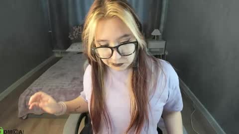 Snapshot of luna_host chatting on May 2026 01:45:01 AM Luna Host online show from May 2026 01:45:01 AM
