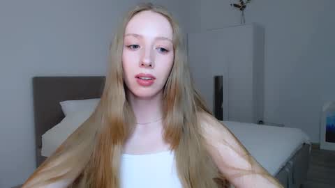 Luna online show from February 2025 11:43:02 PM