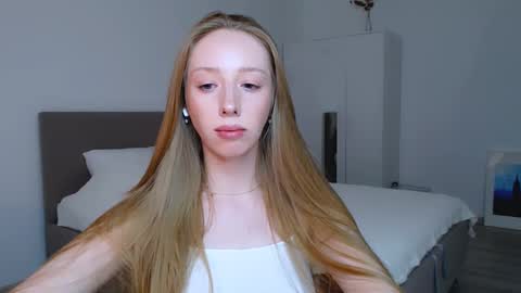 Luna online show from February 2025 11:03:01 PM