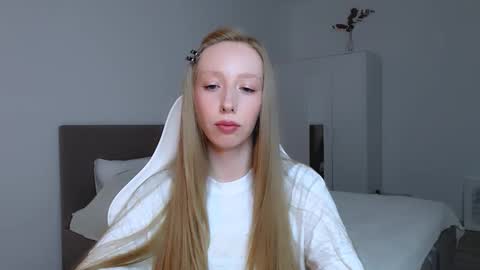 Luna online show from September 2025 07:57:02 PM