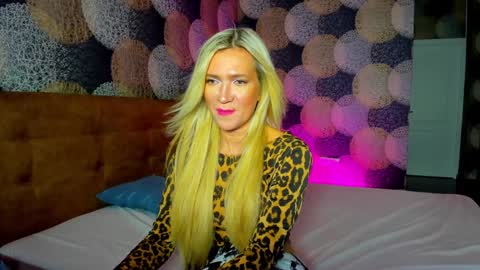 luna_lew1s online show from December 2024 09:44:01 AM