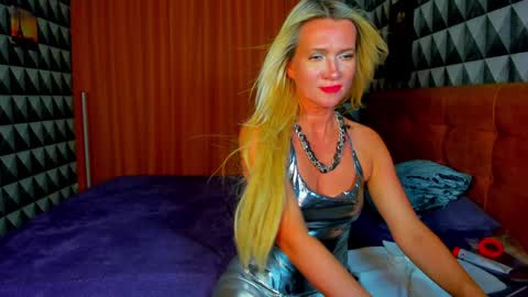 luna_lew1s online show from January 2025 11:56:01 AM