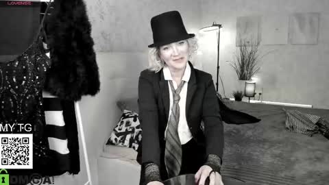 luna_lew1s online show from October 2025 08:26:01 AM