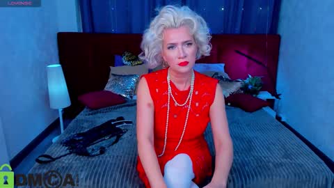 luna_lew1s online show from November 2025 08:58:02 AM