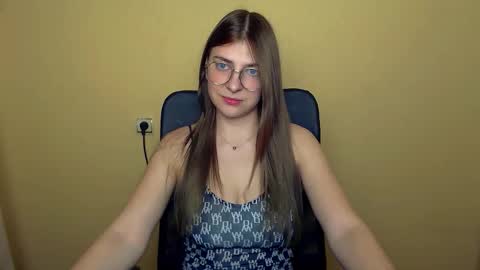 Luna online show from November 2025 04:07:01 PM