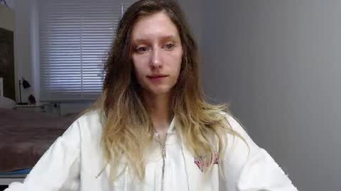 L U N A  online show from October 2025 05:27:01 AM