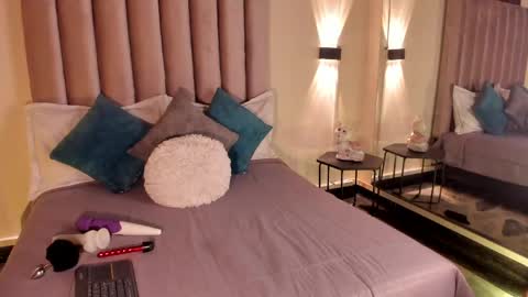 lunaa_moonn online show from May 2026 07:29:01 PM