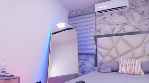 LUNA  online show from November 2025 03:16:01 AM