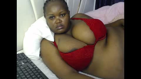 Snapshot of lunabloom01 chatting on May 2026 05:21:02 PM lunabloom01 online show from May 2026 05:21:02 PM