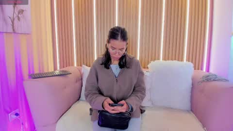 Snapshot of lunamillers_ chatting on May 2026 04:21:02 AM lunamillers_ online show from May 2026 04:21:02 AM