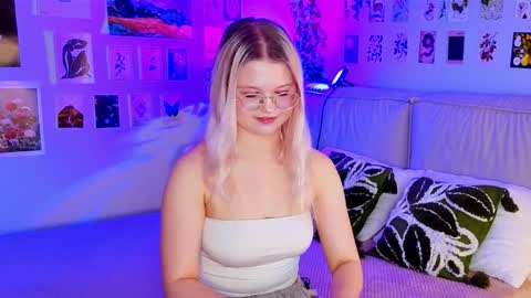 lunariafox online show from April 2026 02:50:01 PM