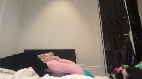 Snapshot of lunarose17 chatting on February 2026 07:49:01 AM lunarose17 online show from February 2026 07:49:01 AM