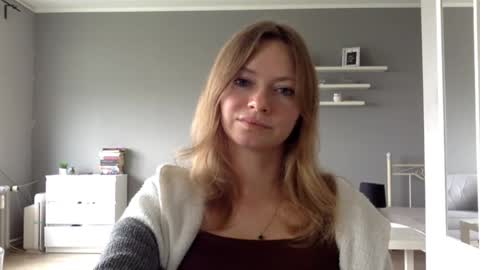 Snapshot of lux_millie chatting on September 2025 01:54:02 PM Millie online show from September 2025 01:54:02 PM