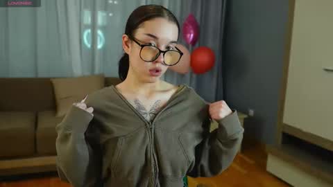 Hello there Im Eva3 Im new model here online show from November 2025 02:05:01 PM