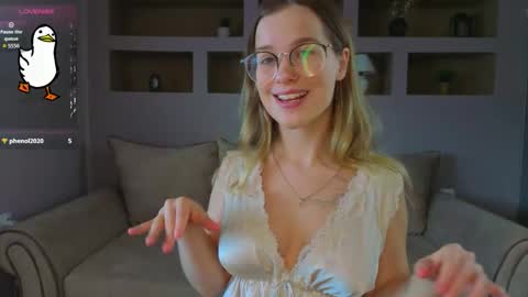 Snapshot of lynntiny chatting on October 2025 01:35:02 PM Lynn online show from October 2025 01:35:02 PM