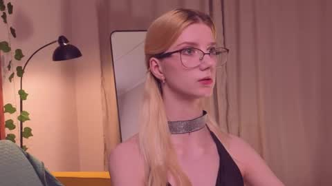 Snapshot of m1aforever chatting on May 2026 06:05:02 PM catch me on tue 10am-5pm wed 3am-10am fri 3am-5pm sat 10am-5pm sun 10am-5pm online show from May 2026 06:05:02 PM