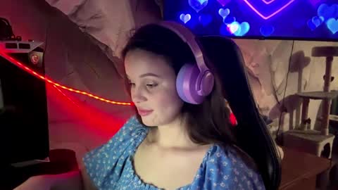 Snapshot of mabelneonakis chatting on May 2026 06:12:02 PM Apolonia online show from May 2026 06:12:02 PM