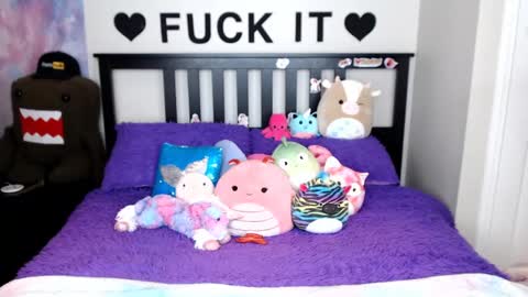 Mackenzie Wolfe online show from October 2025 04:01:02 AM