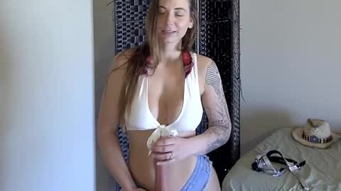 Snapshot of madam_edgewood chatting on September 2025 09:19:01 PM Madam Edgewood online show from September 2025 09:19:01 PM