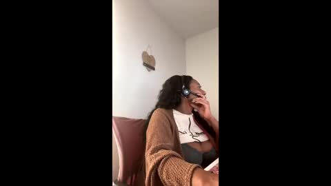 madam_glam online show from March 2026 06:25:01 PM