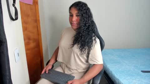 Snapshot of madisonbrunette_lxs chatting on January 2025 04:10:01 AM madison online show from January 2025 04:10:01 AM