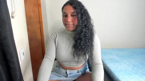 Snapshot of madisonbrunette_lxs chatting on January 2025 04:34:01 AM madison online show from January 2025 04:34:01 AM