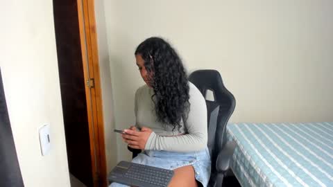 Snapshot of madisonbrunette_lxs chatting on January 2025 04:23:02 AM madison online show from January 2025 04:23:02 AM