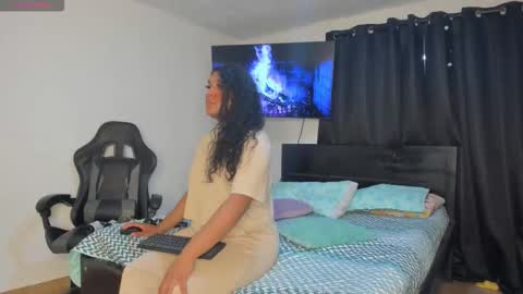 Snapshot of madisonbrunette_lxs chatting on October 2025 10:54:02 PM madison online show from October 2025 10:54:02 PM