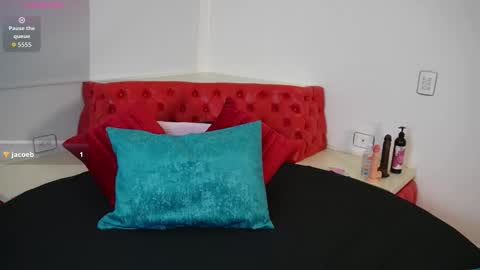 Maddison online show from November 2025 07:01:02 PM