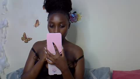 Maee online show from November 2025 08:43:01 PM