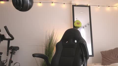 Maeve  schedule 11 am- 530 pm colombia time  online show from January 2025 06:38:02 PM