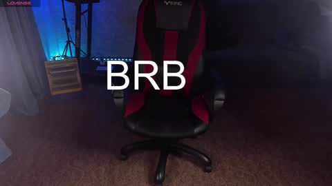 Snapshot of maevee chatting on December 2024 11:07:02 AM Maevee online show from December 2024 11:07:02 AM