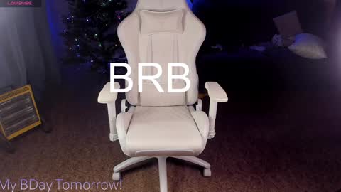 Snapshot of maevee chatting on December 2024 09:11:02 AM Maevee online show from December 2024 09:11:02 AM