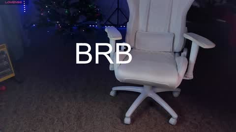 Snapshot of maevee chatting on January 2025 10:19:01 AM Maevee online show from January 2025 10:19:01 AM