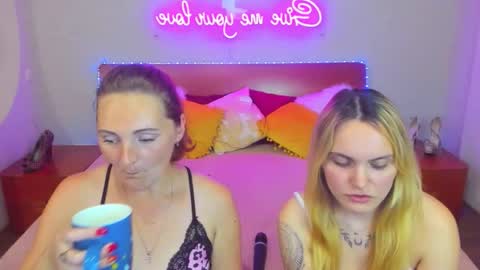 Lili and Bella online show from September 2025 06:30:01 PM