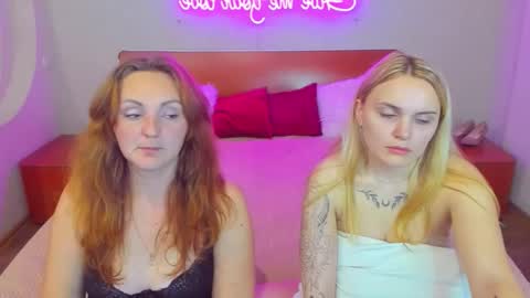 Lili and Bella online show from November 2025 07:02:02 PM