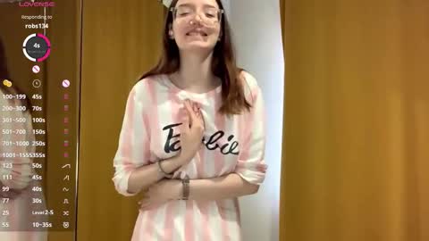 Elina online show from October 2025 08:03:01 AM