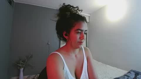 Snapshot of maithe_perroni chatting on March 2025 01:06:01 AM Lauu online show from March 2025 01:06:01 AM